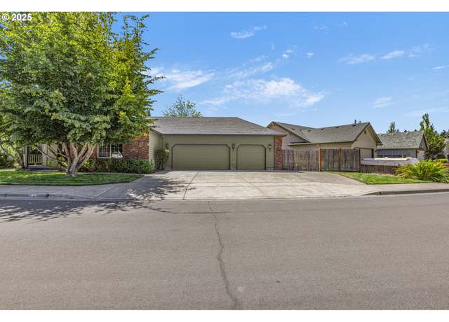 Property at 830 Impala Ave, Eugene, OR 97404, 3 beds, 2 baths