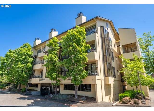 Property at 620 Wimbledon Ct, Eugene, OR 97401, 2 beds, 2 baths