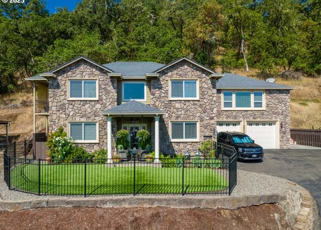 Property at 1584 NW Avery St, Roseburg, OR 97471, 4 beds, 2.5 baths
