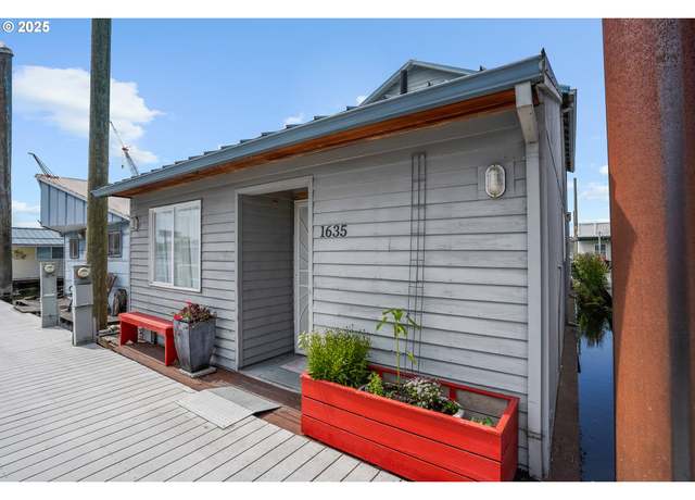 Property at 1635 N Jantzen Ave, Portland, OR 97217, 2 beds, 2 baths