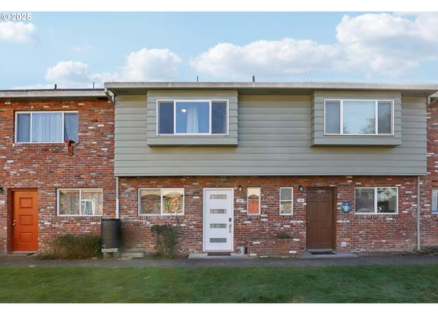 Property at 1808 NE Hogan Dr, Gresham, OR 97030, 2 beds, 1.5 baths