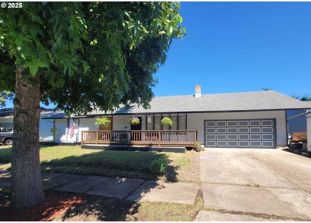 Property at 647 S 44th St, Springfield, OR 97478, 3 beds, 2 baths