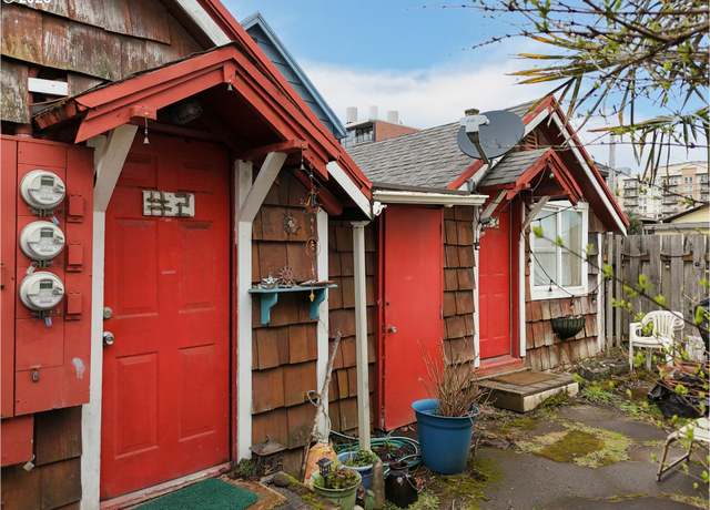 Property at 560 S Columbia St, Seaside, OR 97138, 2 beds, 4 baths