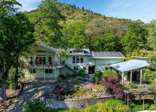 Property at 2583 E Evans Creek Rd, Rogue River, OR 97537, 3 beds, 3 baths