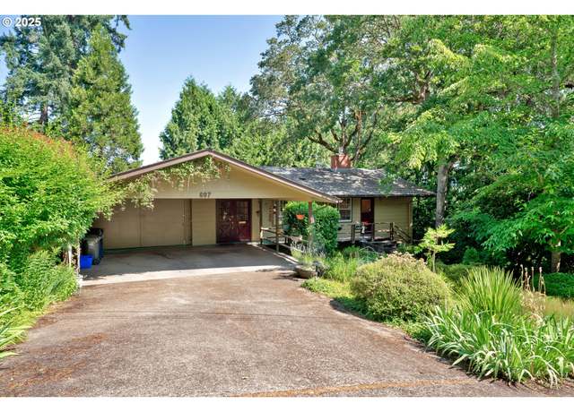 Property at 607 E 39th Pl, Eugene, OR 97405, 3 beds, 1.5 baths