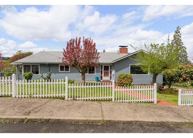 Property at 944 SE Kane St, Roseburg, OR 97470, 3 beds, 2 baths