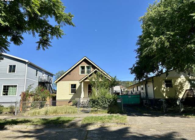 Property at 657 SE Flint St, Roseburg, OR 97470, 4 beds, 1.5 baths