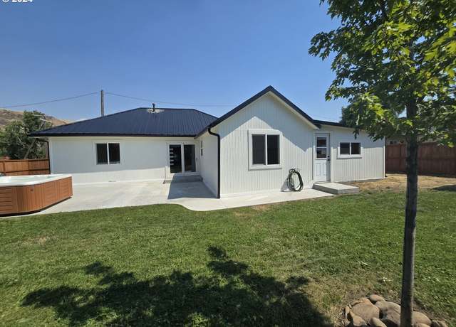 Property at 408 N Clairmont St, Wallowa, OR 97885, 3 beds, 1.5 baths