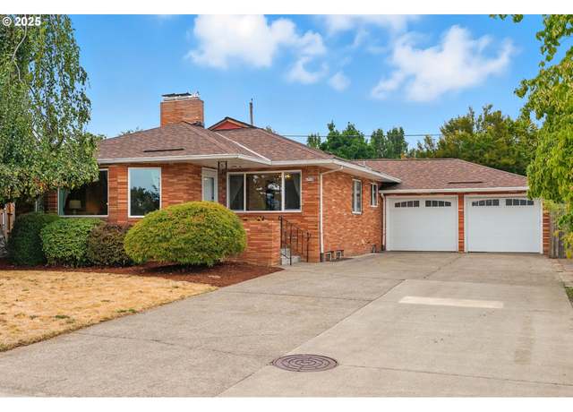 Property at 4719 N Willamette Blvd, Portland, OR 97203, 5 beds, 3 baths