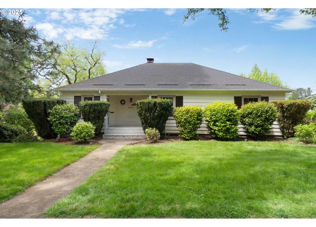 Property at 6807 SE Cesar E Chavez Blvd, Portland, OR 97202, 4 beds, 2 baths