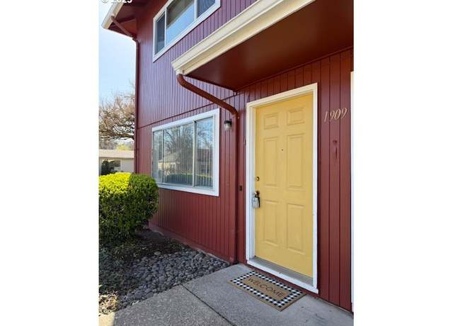 Property at 1909 W 17th Ave Unit A, Eugene, OR 97402, 2 beds, 1.5 baths