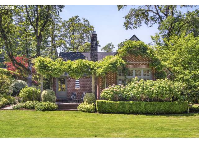 Property at 1318 Horseshoe Curv, Lake Oswego, OR 97034, 5 beds, 3 baths