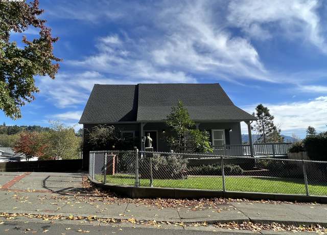 Property at 808 5th St, Brookings, OR 97415, 4 beds, 3 baths