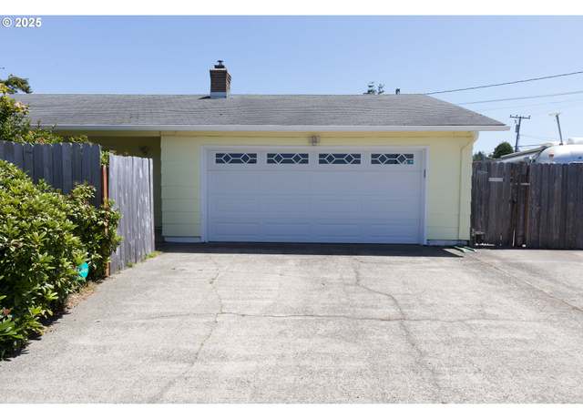 Property at 744 Kingwood St, Florence, OR 97439, 3 beds, 2 baths