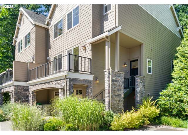 Property at 979 SW Shaker Pl, Portland, OR 97225, 3 beds, 2.5 baths