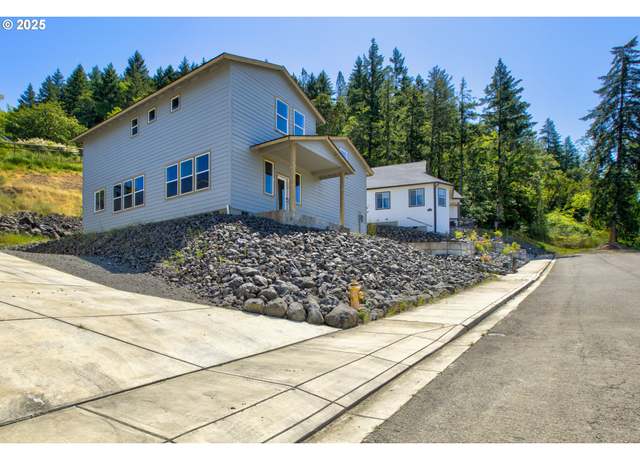 Property at 1030 Forest Heights St, Sutherlin, OR 97479, 3 beds, 2.5 baths