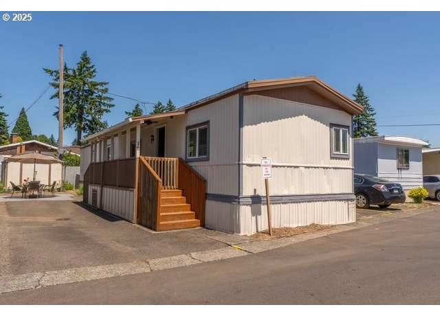Property at 10901 SE Powell Blvd, Portland, OR 97266, 2 beds, 1 bath