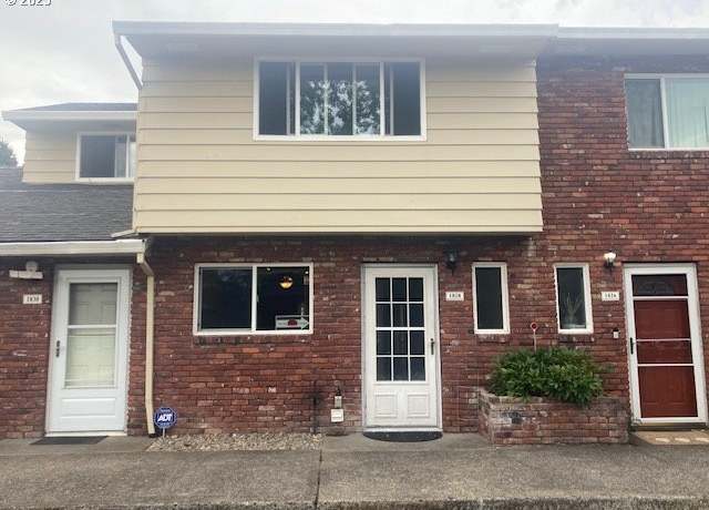 Property at 1828 NE 19th St, Gresham, OR 97030, 3 beds, 1.5 baths