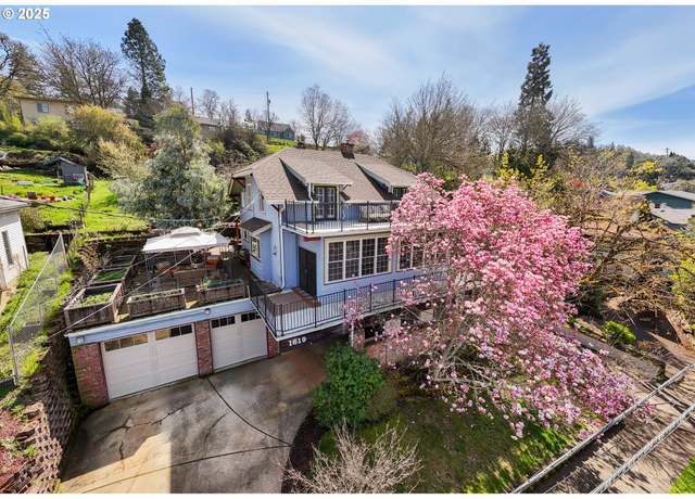 Property at 1619 SE Main St, Roseburg, OR 97470, 5 beds, 4 baths