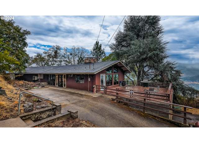Property at 1751 Fairhill Dr, Roseburg, OR 97471, 4 beds, 3 baths