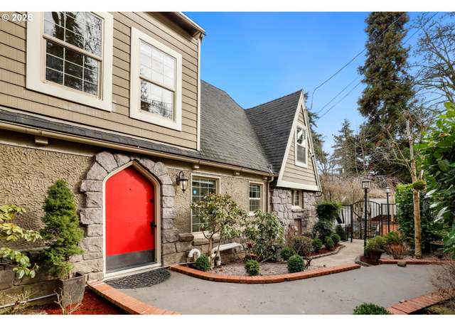 Property at 10150 S Riverside Dr, Portland, OR 97219, 3 beds, 3.5 baths