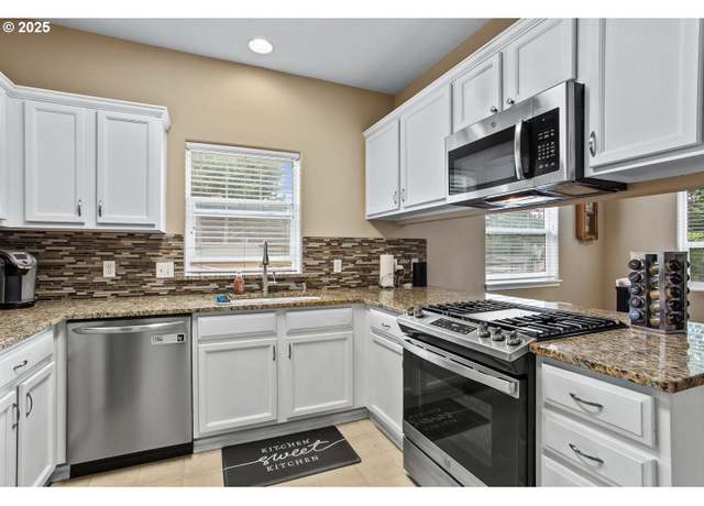 Property at 1032 NE Palmblad Dr, Gresham, OR 97030, 3 beds, 2 baths