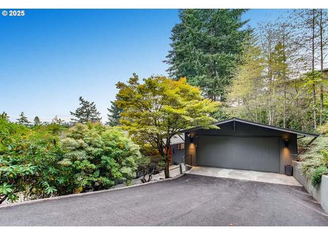 Property at 5215 SW 18th Dr, Portland, OR 97239, 4 beds, 2.5 baths