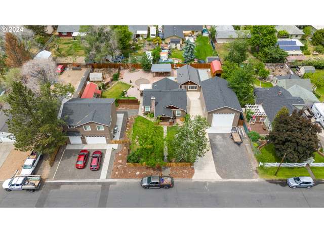 Property at 233 NW Cedar Ave, Redmond, OR 97756, 6 beds, 5 baths