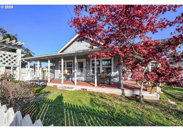 Property at 808 N 10th St, Cottage Grove, OR 97424, 4 beds, 2.5 baths