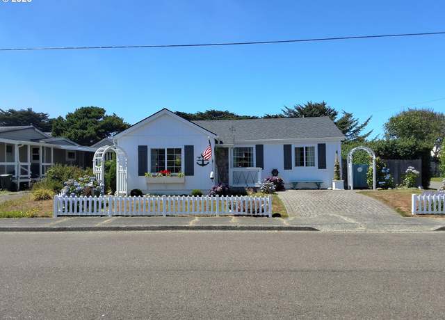 Property at 520 Franklin Ave, Bandon, OR 97411, 2 beds, 2.5 baths