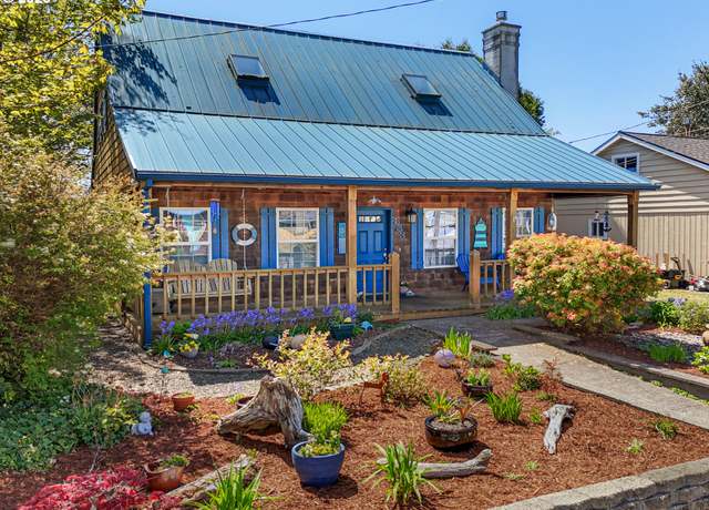 Property at 833 10th Ave, Seaside, OR 97138, 2 beds, 2 baths