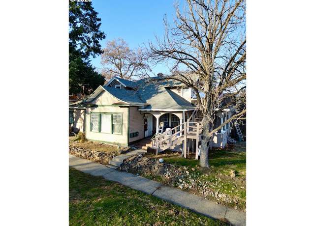 Property at 1702 Oak St, La Grande, OR 97850, 3 beds, 3 baths