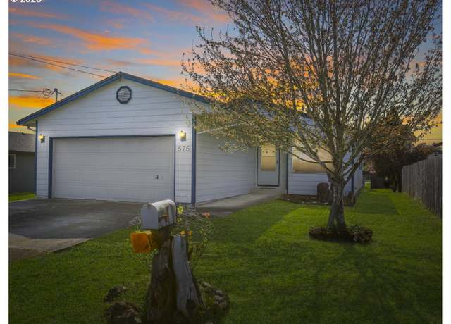 Property at 575 S 9th St, St. Helens, OR 97051, 3 beds, 2 baths
