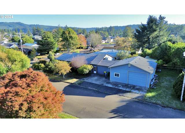 Property at 589 Ivy St, Florence, OR 97439, 4 beds, 3 baths