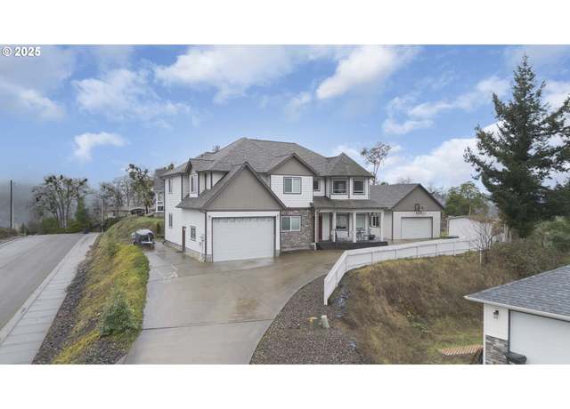 Property at 860 NE Ventura St, Roseburg, OR 97470, 5 beds, 3.5 baths