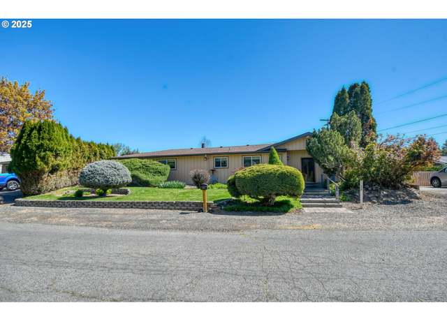 Property at 71539 SW Bridle Dr, Pendleton, OR 97801, 3 beds, 2 baths