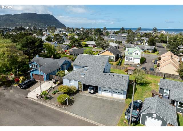 Property at 1220 S Edgewood St, Seaside, OR 97138, 3 beds, 3 baths