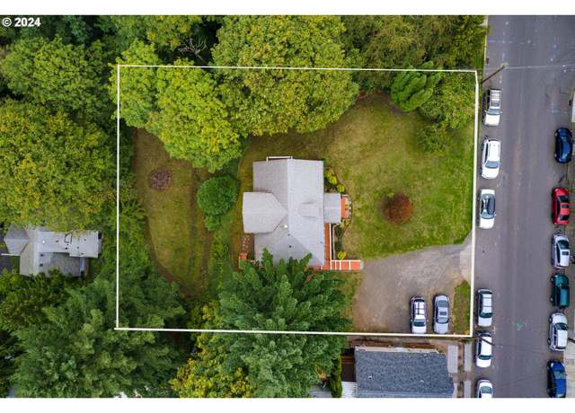 Property at 909 SW Gaines St, Portland, OR 97239, 3 beds, 1.5 baths