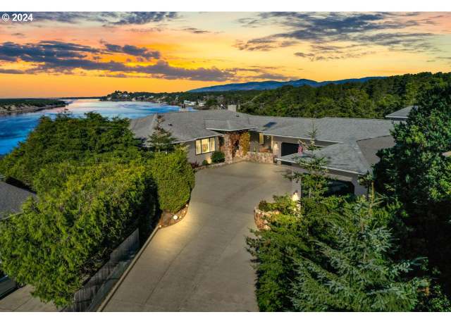 Property at 1 Marielle Ln, Florence, OR 97439, 2 beds, 2.5 baths
