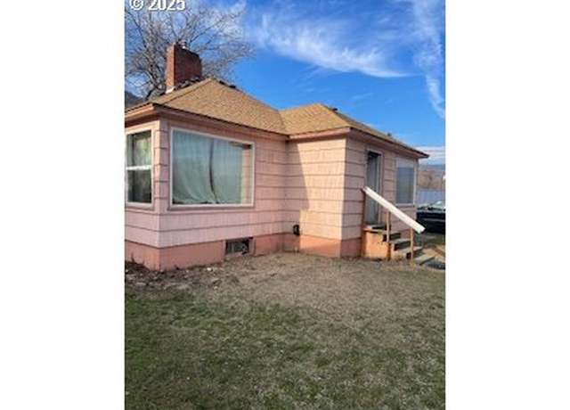 Property at 3214 W 10th St, The Dalles, OR 97058, 2 beds, 1 bath
