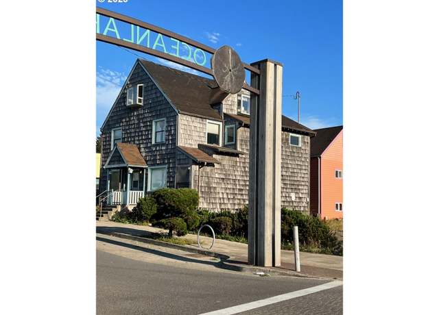 Property at 1404 NW 15th St, Lincoln City, OR 97367, 9 beds, 7 baths