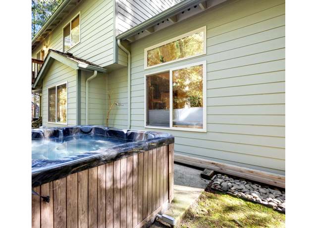 Property at 25333 E Trevino Pl, Welches, OR 97067, 3 beds, 2.5 baths