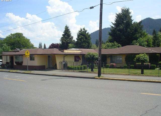 Property at 48074 E 1st St, Oakridge, OR 97463, 6 beds, 4 baths