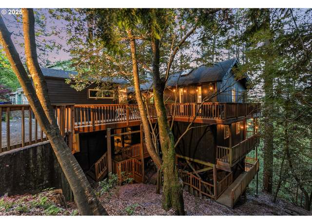 Property at 4048 SW Hewett Blvd, Portland, OR 97221, 3 beds, 2.5 baths