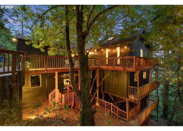 Property at 4048 SW Hewett Blvd, Portland, OR 97221, 3 beds, 2.5 baths