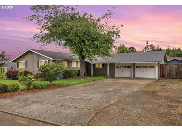 Property at 1808 S 4th St, Cottage Grove, OR 97424, 3 beds, 1.5 baths