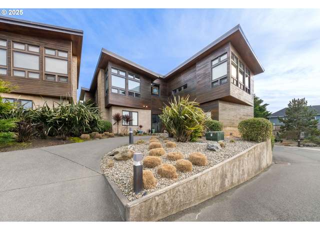 Property at 2789 Colony Cir, Bandon, OR 97411, 3 beds, 2.5 baths