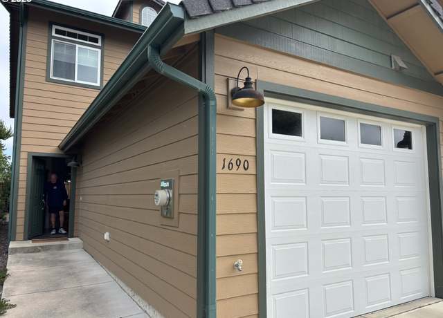 Property at 1690 32nd St, Florence, OR 97439, 2 beds, 2.5 baths