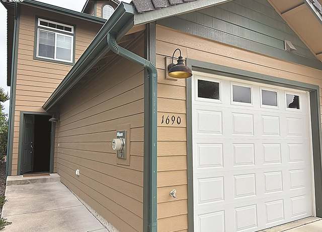 Property at 1690 32nd St, Florence, OR 97439, 2 beds, 2.5 baths