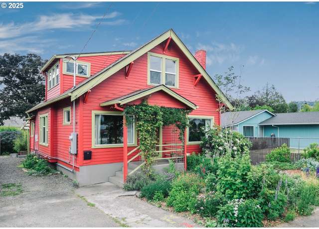 Property at 6308 SE 93rd Ave, Portland, OR 97266, 5 beds, 3 baths